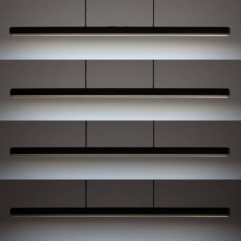 Závesné svietidlo UMAGE LED Hazel Branch, čierna/mosadz, 150 cm