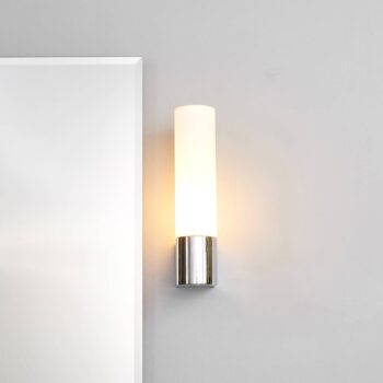 Zrkadlová lampa Lindby Melike, 27 cm, chróm, IP44, zásuvka