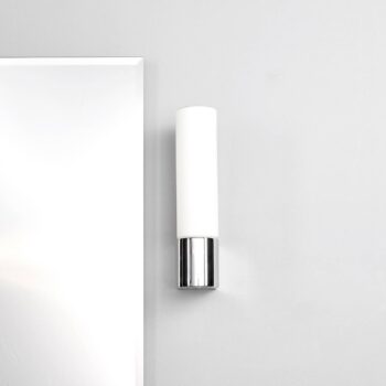 Zrkadlová lampa Lindby Melike, 27 cm, chróm, IP44, zásuvka