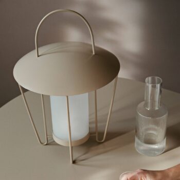 ferm LIVING Lucerna Abri, béžová, nerezová oceľ, sklo, Ø 30 cm