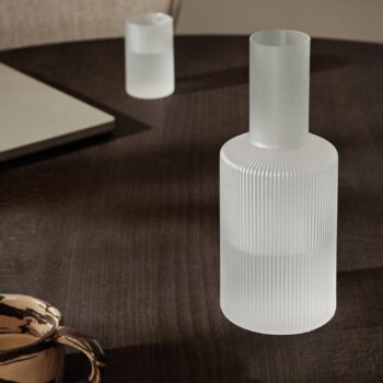 ferm LIVING Ripple karafa, biela, 1 liter, sklo, fúkaná
