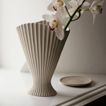 ferm LIVING Váza Fontána, biela, výška 30,5 cm, keramika