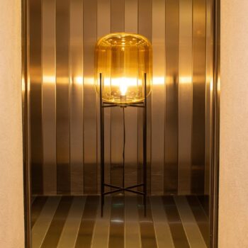 pulpo stojacia lampa Oda Big, jantárová/čierna, výška 140 cm