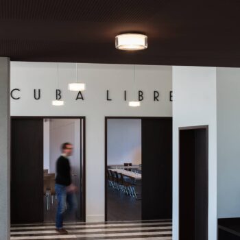 serien.lighting Curling M stropné číra/opál 2700K