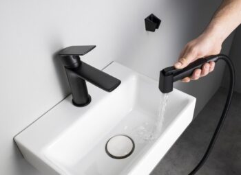 AQUALINE - Umývadlová stojánkova batéria s bidetovou sprškou, čierna SK401B