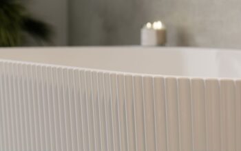 BESCO - Voľne stojaca vaňa GIULIANA čierna/biela, sifón so štrbinovým prepadom - Farba - Čierna / biela, Farba sifónu - Chróm, Rozmer vane - 150 × 75 cm VANGIU150BWN