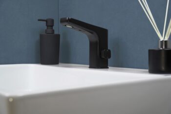 DEANTE - Hiacynt čierna - Umývadlová batéria senzorová, s reguláciou teploty - 6xAA BQH_N29R