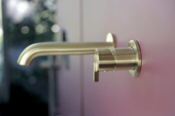 DEANTE - Silia kartáčovaná zlatá Umývadlová batéria, podomietková BQS_R54L