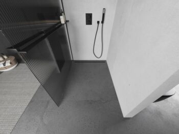 MEXEN/S - Kioto+ Sprchová zástena WALK-IN s poličkou a držiakom uterákov 100 x 200, prúžky 8 mm, čierna 800-100-121-70-09