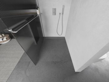 MEXEN/S - Kioto+ Sprchová zástena WALK-IN s poličkou a držiakom uterákov 110 x 200, prúžky 8 mm, chróm 800-110-121-01-09