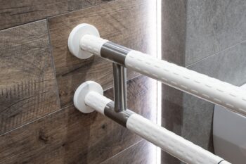 OLSEN SPA - Madlo pre invalidov, 60 cm, s podperou, biela farba KD02331417