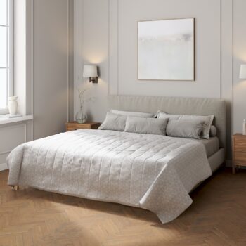 Prehoz  s pozdĺžným prešívaním, vzor kocky na sivom podklade, Sunny, 143-50