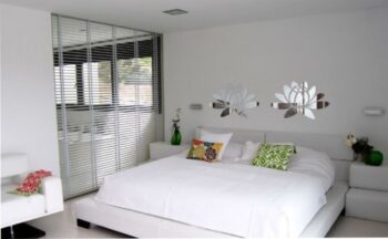 Asymetrické dekoratívne zrkadlo do interiéru