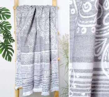 Bavlnený uterák so strapcami - sivý so vzorom Šírka: 90 cm | Dĺžka: 180 cm