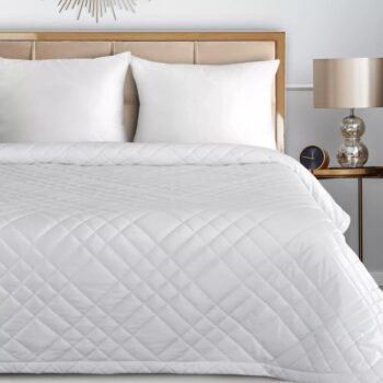 Elegantná velvetová prikrývka na posteľ s geometrickým prešívaním - biela Šírka: 220 cm | Dĺžka: 240 cm