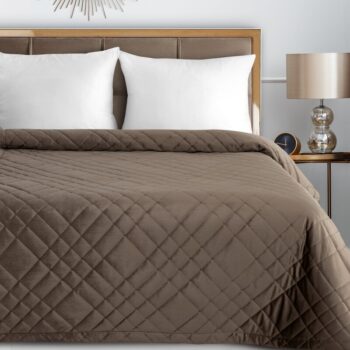Elegantná velvetová prikrývka na posteľ s geometrickým prešívaním - hnedá Šírka: 220 cm | Dĺžka: 240 cm