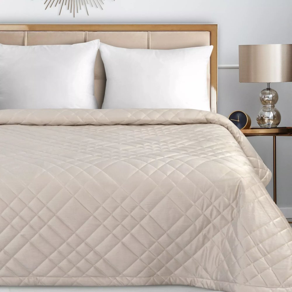 Elegantná velvetová prikrývka na posteľ s geometrickým prešívaním - krémová Šírka: 170 cm | Dĺžka: 210 cm Elegantná velvetová prikrývka na posteľ s geometrickým prešívaním - krémová Šírka: 170 cm | Dĺžka: 210 cm