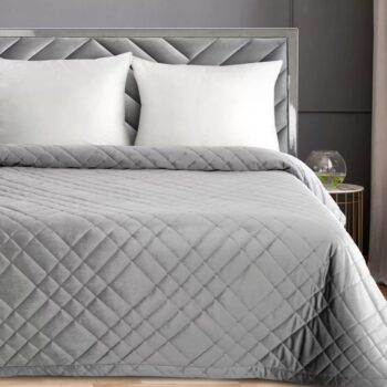 Elegantná velvetová prikrývka na posteľ s geometrickým prešívaním - svetlosivá Šírka: 200 cm | Dĺžka: 220 cm