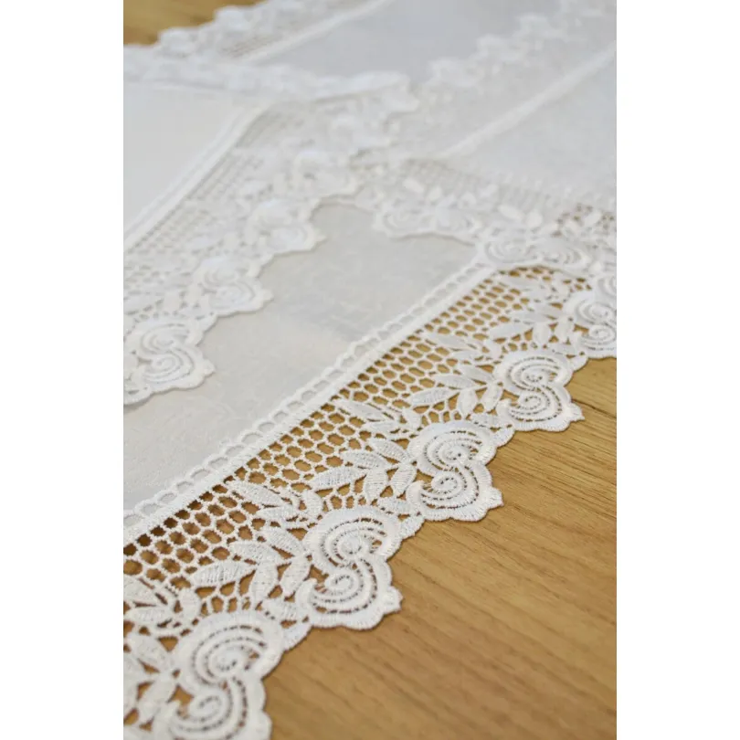Elegantný obrus s jemnou tkaninou a širokou čipkou Šírka: 150 cm | Dĺžka: 300 cm Elegantný obrus s jemnou tkaninou a širokou čipkou Šírka: 150 cm | Dĺžka: 300 cm