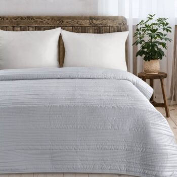 Elegantný prehoz na posteľ TARA z matnej tkaniny s prešívaným vzorom - svetlosivý Šírka: 220 cm | Dĺžka: 240 cm