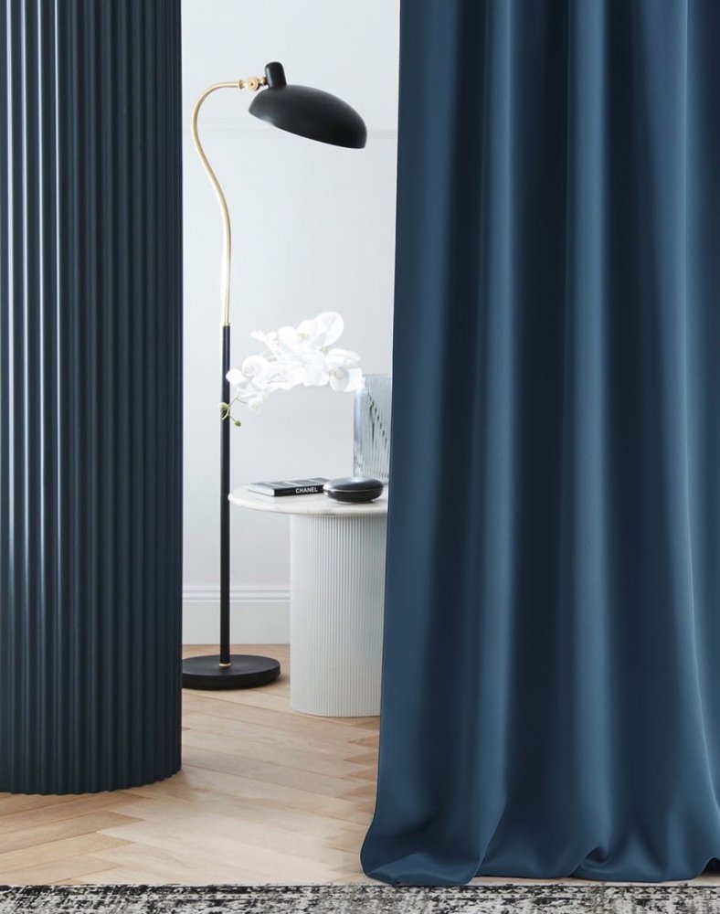 Krásny zatemňujúci záves Laurel tmavo modrej farby 140 x 260 cm Krásny zatemňujúci záves Laurel tmavo modrej farby 140 x 260 cm