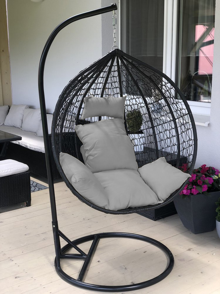 Kvalitné čierne závesné kreslo so sivými vankúšmi Kvalitné čierne závesné kreslo so sivými vankúšmi