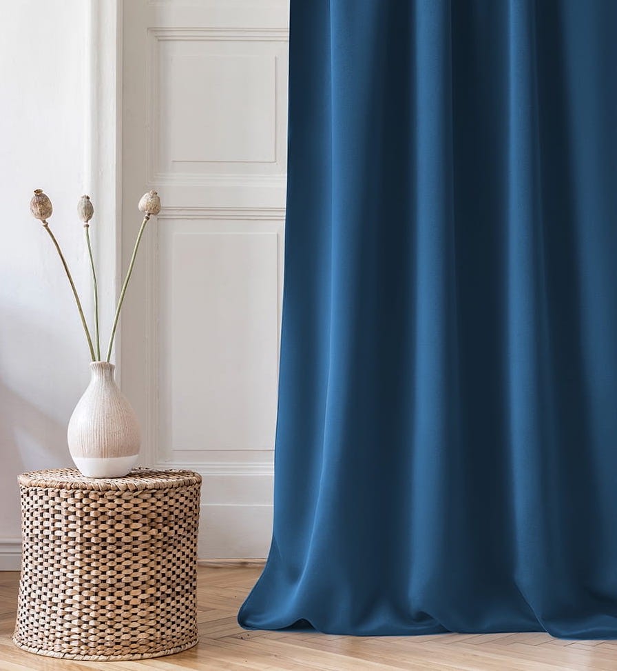 Modrý záves Aura so zavesením na zlaté kruhy 140 x 280 cm Modrý záves Aura so zavesením na zlaté kruhy 140 x 280 cm