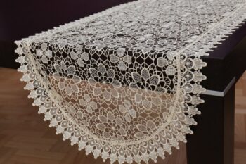 Ovalný krajkový obrus béžovej farby Šírka: 50 cm | Dĺžka: 100 cm