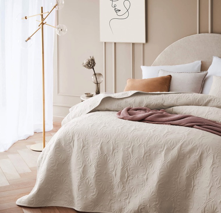 Prešívaný prehoz v krémovej farbe 200x220 cm do spálne Prešívaný prehoz v krémovej farbe 200x220 cm do spálne