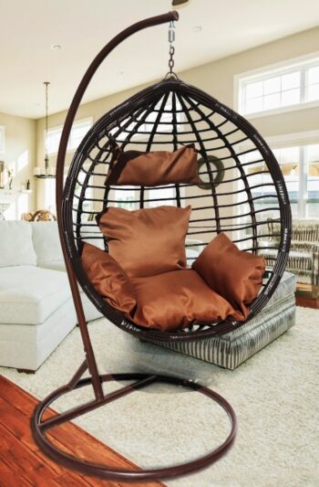 Unikátne hnedé závesné kreslo s rôznymi vankúšmi Béžové vankúše 120x108 cm