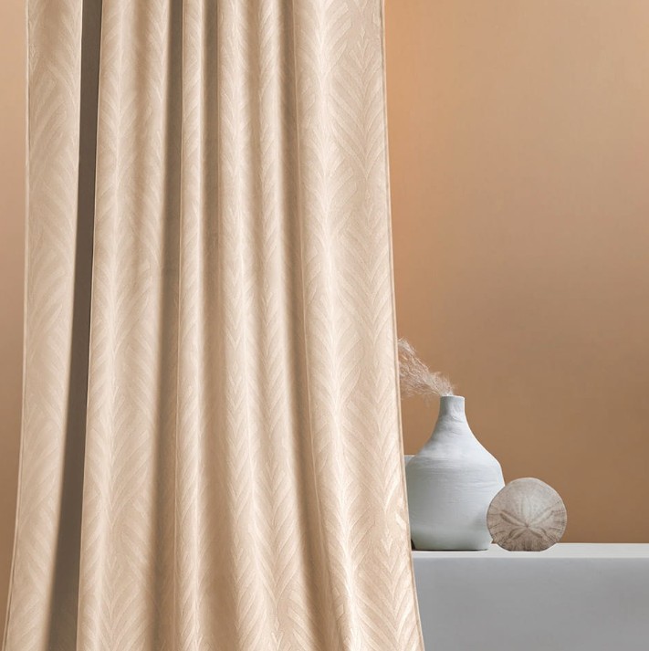 Zatemňujúcí záves v krémovej farbe s krásnym motívom listov 140 x 250 cm Zatemňujúcí záves v krémovej farbe s krásnym motívom listov 140 x 250 cm