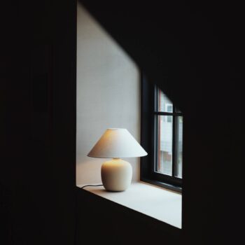 Audo Torso stolová LED lampa, biela/biela, 37 cm