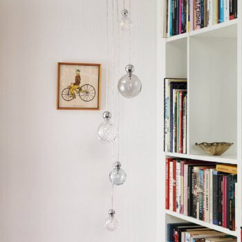 EBB & FLOW Uva M závesné svietidlo, guľa strieborná dymovo sivá