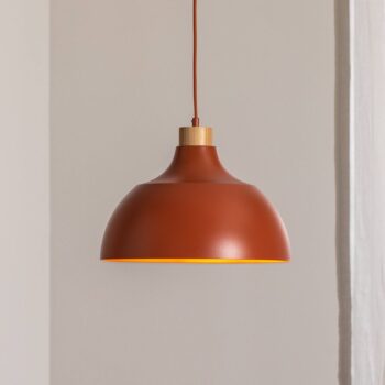 Envostar závesné svietidlo Kaitt, tehlově červené, Ø 34 cm, dřevěný detail