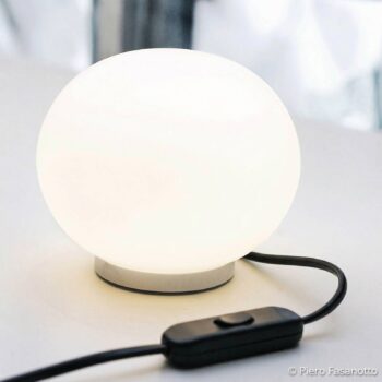 FLOS Glo-Ball Basic Zero - biela stolová lampa