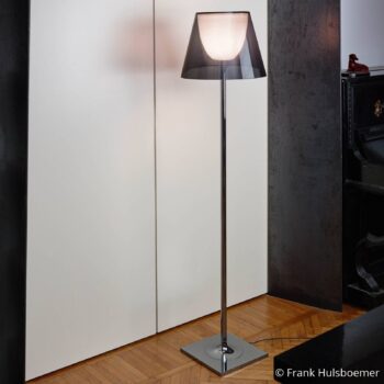 FLOS KTribe F2 stojacia lampa, dymovo šedá