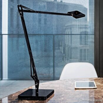 FLOS Kelvin Edge čierna LED lampa na písací stôl