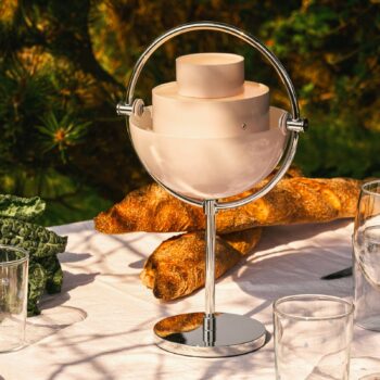 Gubi Stolová lampa Multi-Lite, chróm/fialová, výška 30 cm