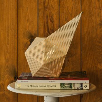 Gubi stolová LED lampa Bagdad, biela, výška 36 cm, oceľ