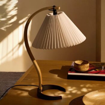 Gubi stolová lampa Timberline, drevo/biela, ľan, V 50 cm