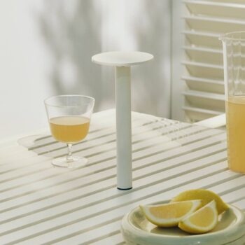 HAY LED stolová LED lampa na batérie HOST PORTABLE, krémovo biela, 22 cm IP44