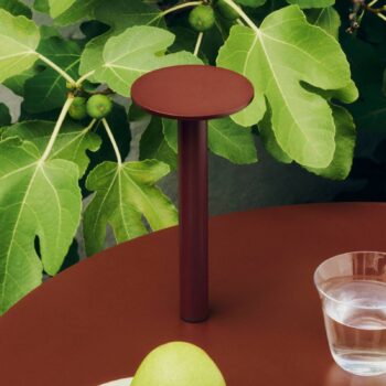 HAY stolová LED lampa na batérie HOST PORTABLE, hrdzavočervená, 22 cm, IP44