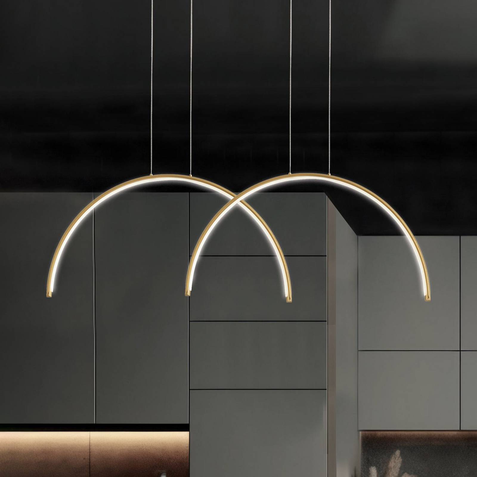 LED závesné svietidlo Megan, dĺžka 95 cm, zlatá farba, 2-pl. LED závesné svietidlo Megan, dĺžka 95 cm, zlatá farba, 2-pl.