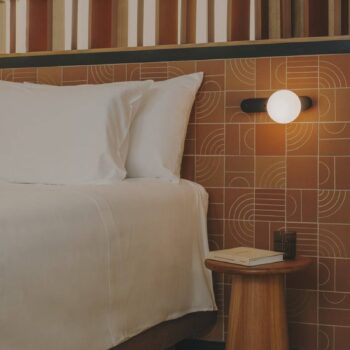 LEDS-C4 LED nástenné svietidlo Perlina, USB port, čierna, oceľ