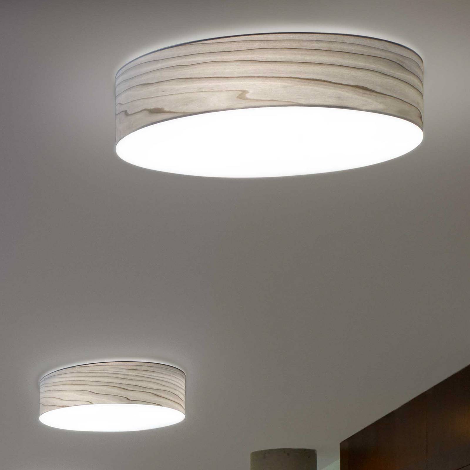 LZF LED nástenné svetlo Gea, sivá, Ø 42 cm, drevo LZF LED nástenné svetlo Gea, sivá, Ø 42 cm, drevo