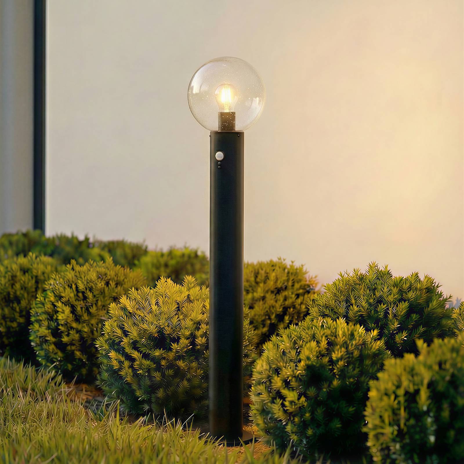 Lindby Chodníkové svetlo Dangan, číre, 90 cm, sklo, senzor Lindby Chodníkové svetlo Dangan, číre, 90 cm, sklo, senzor