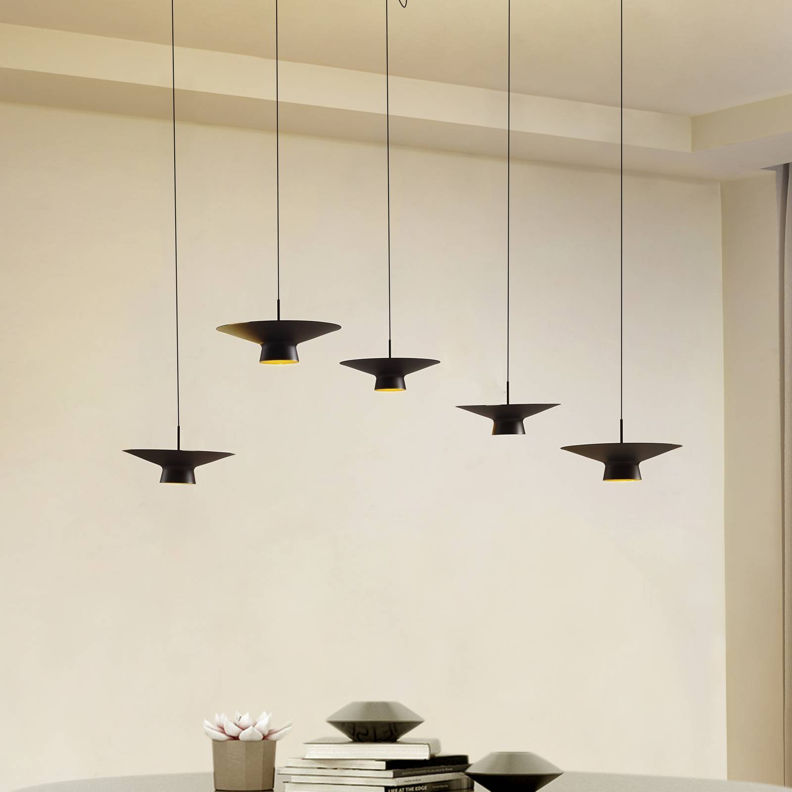 Lindby LED závesné svietidlo Norvind, 10-pl. čierne, stmievateľné. Lindby LED závesné svietidlo Norvind, 10-pl. čierne, stmievateľné.