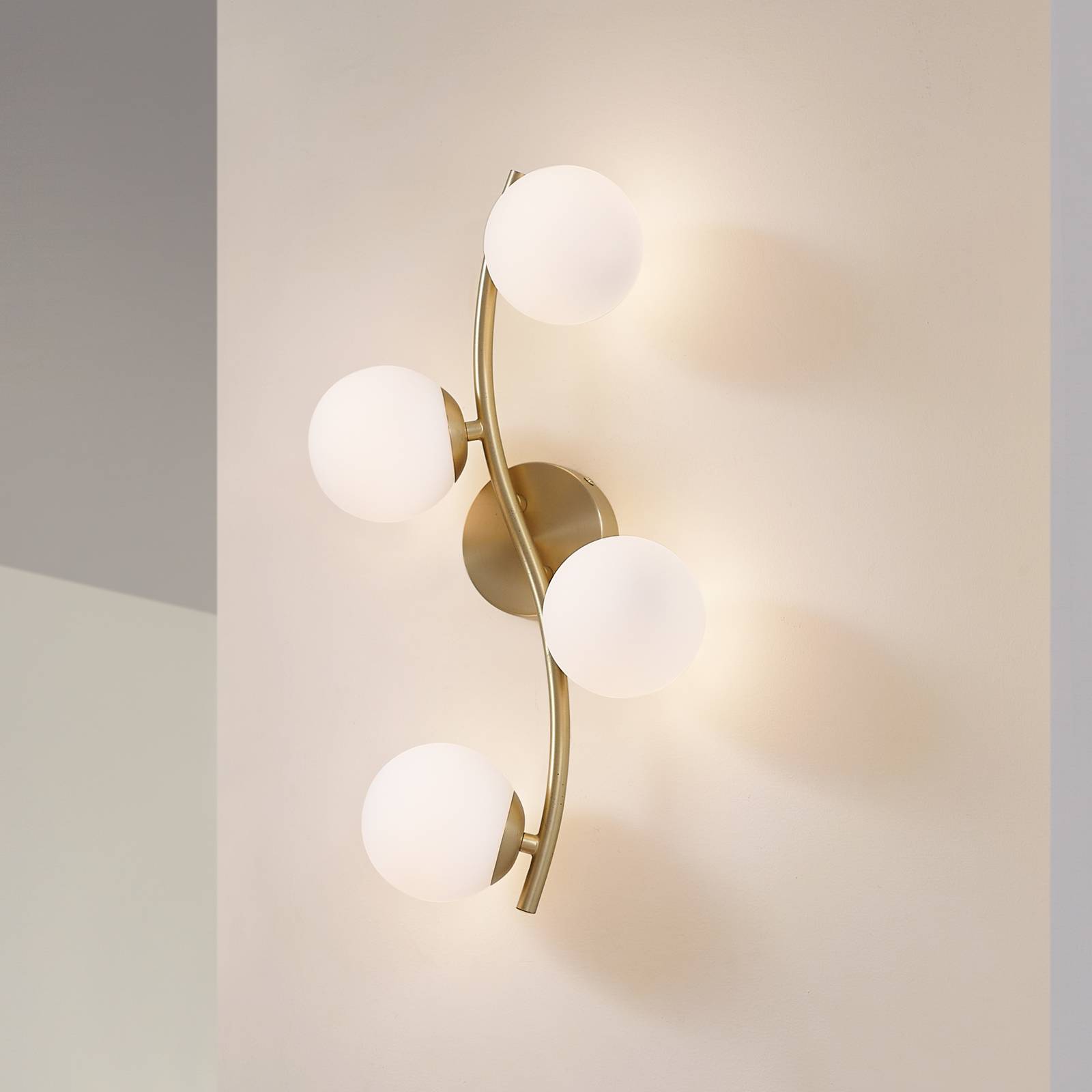 Lindby Nástenné svetlo Josiana, opál/mosadz, 48 cm, guľa, sklo Lindby Nástenné svetlo Josiana, opál/mosadz, 48 cm, guľa, sklo