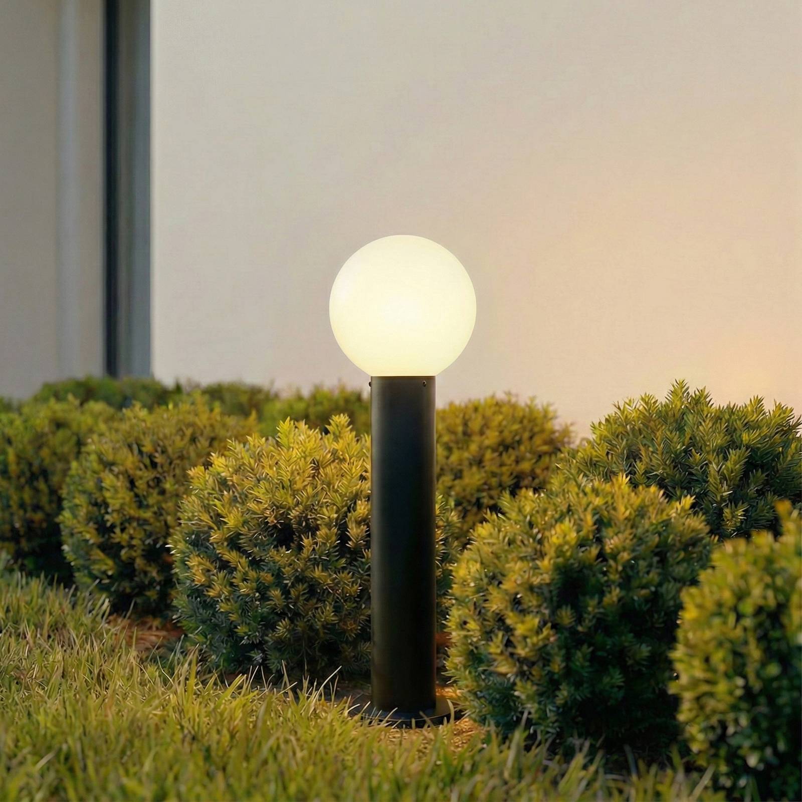 Lindby Podlahová lampa Dangan, čierna/biela, výška 60 cm, sklo Lindby Podlahová lampa Dangan, čierna/biela, výška 60 cm, sklo