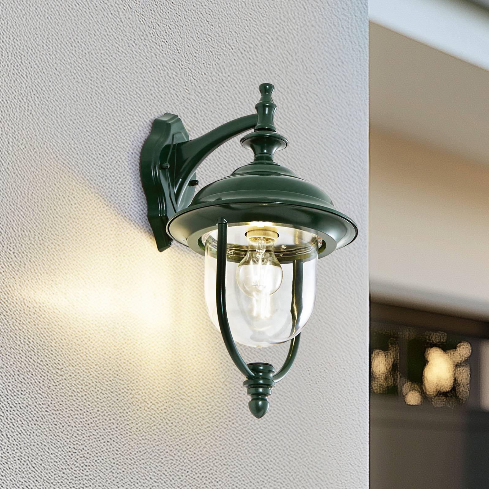 Lindby Vonkajšie nástenné svietidlo Clint, zelené, smerom nadol, IP44 Lindby Vonkajšie nástenné svietidlo Clint, zelené, smerom nadol, IP44